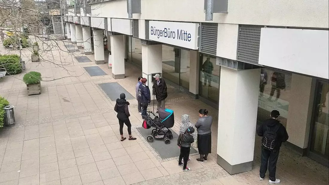 Menschen warten vor Bürgerbüro (Archiv) - Bild: via dts Nachrichtenagentur