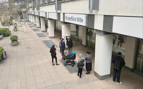 Menschen warten vor Bürgerbüro (Archiv) - Foto: via dts Nachrichtenagentur
