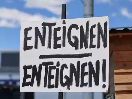 Enteignen-Schild (Archiv) - Foto: via dts Nachrichtenagentur