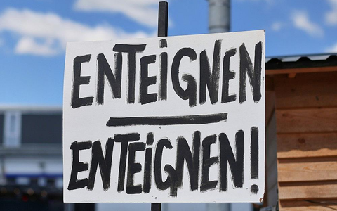 Enteignen-Schild (Archiv) - Foto: via dts Nachrichtenagentur