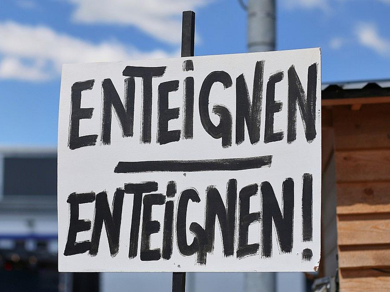 Enteignen-Schild (Archiv) - Foto: via dts Nachrichtenagentur