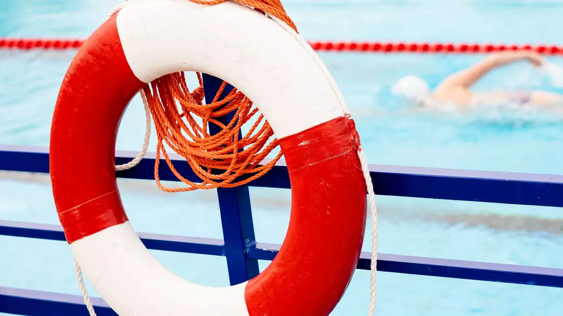 Volle Becken und volle Liegewiesen – aber oft zu wenig Aufsicht: Vielen Bädern in Deutschland fehlen Rettungsschwimmer. (Symbolbild) - Bild: Moritz Frankenberg/dpa