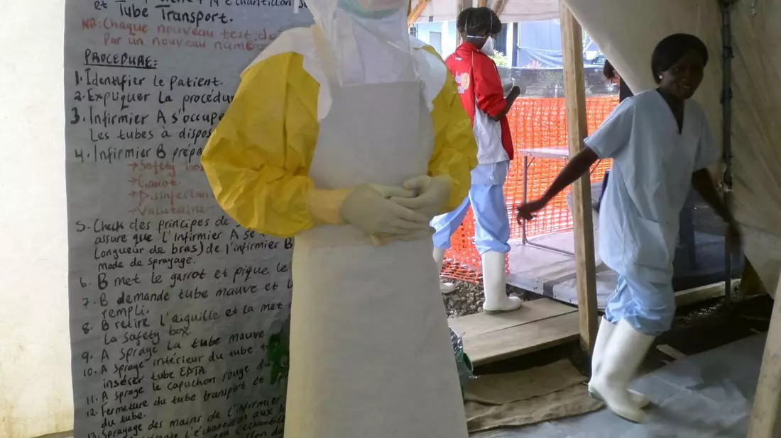 Der Berliner Arzt Maximilian Gertler bei einem Ebola-Einsatz für Ärzte ohne Grenzen (Handout) - Bild: Medecins sans Frontieres/dpa