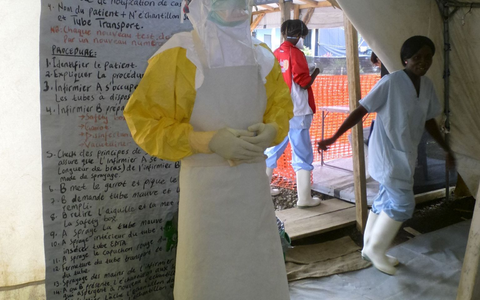 Der Berliner Arzt Maximilian Gertler bei einem Ebola-Einsatz für Ärzte ohne Grenzen (Handout) - Foto: Medecins sans Frontieres/dpa
