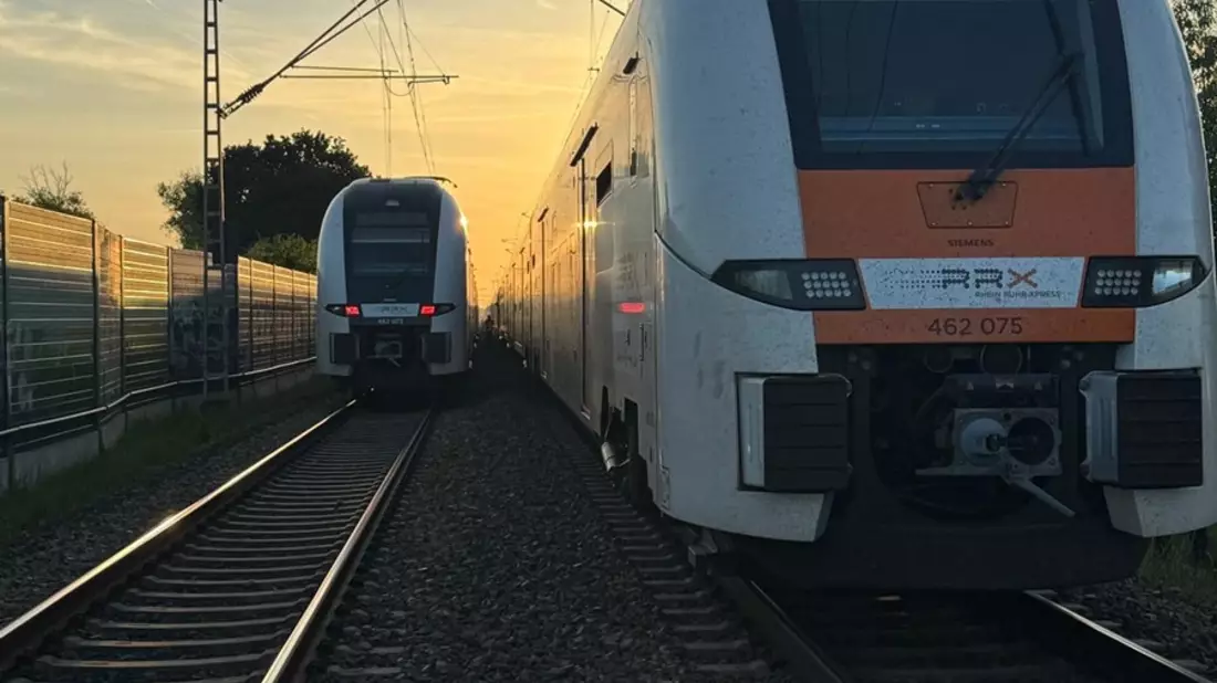 FW Düren: Zug bleibt auf freier Strecke liegen - Feuerwehr betreut rund 200 Fahrgäste zwischen Düren und Langerwehe - Bild: presseportal.de