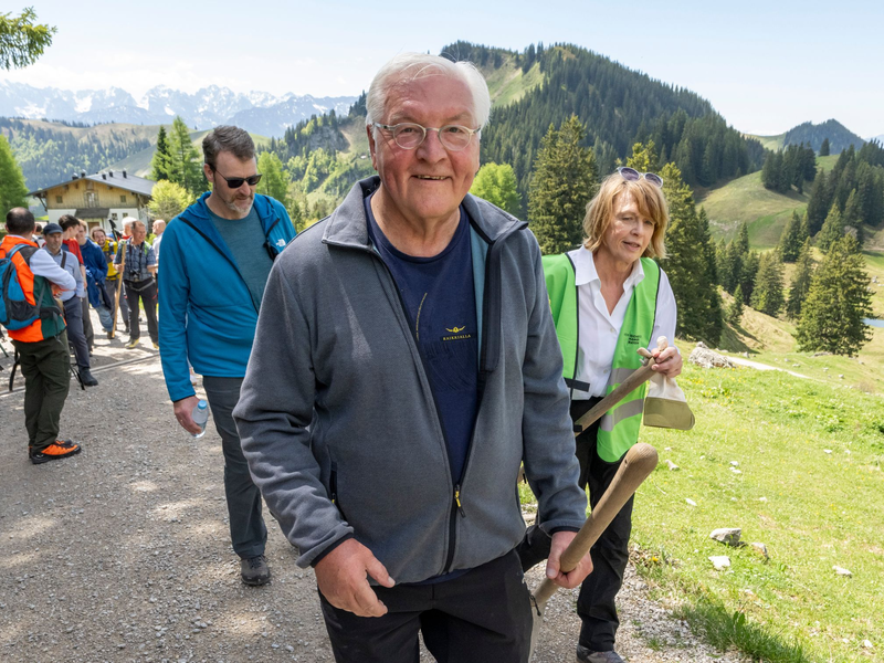 Im Chiemgau half Bundespräsident Frank-Walter Steinmeier dem Alpenverein bei der Pflege von Wanderwegen.  - Foto: Peter Kneffel/dpa