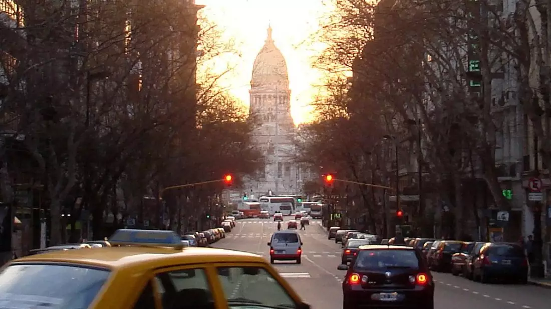 Straßenszene in Buenos Aires vor Argentinischem Nationalkongress (Parlament) (Archiv) - Bild: via dts Nachrichtenagentur