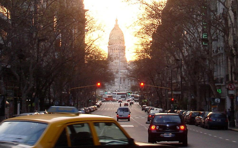 Straßenszene in Buenos Aires vor Argentinischem Nationalkongress (Parlament) (Archiv) - Foto: via dts Nachrichtenagentur