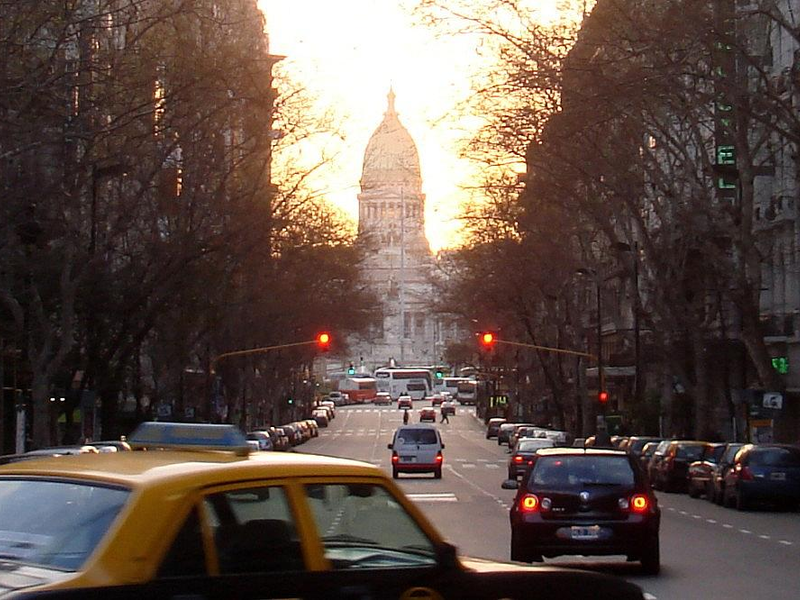 Straßenszene in Buenos Aires vor Argentinischem Nationalkongress (Parlament) (Archiv) - Foto: via dts Nachrichtenagentur