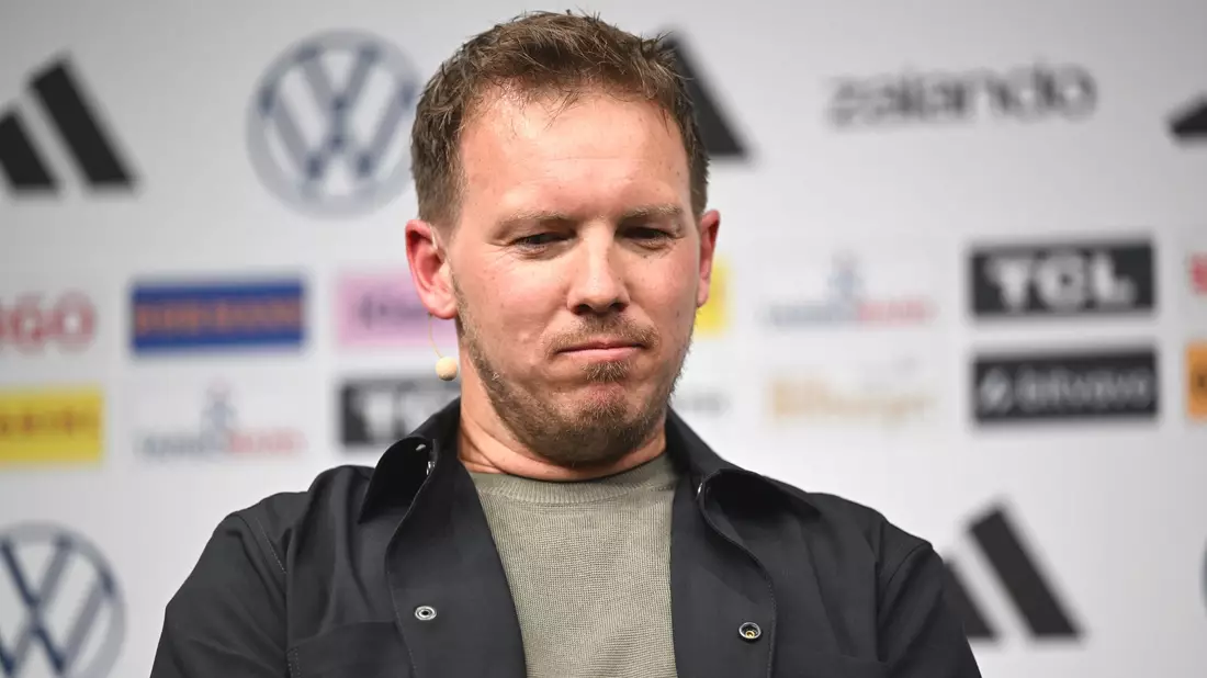 Julian Nagelsmann ist nicht unglücklich, dass Manuel Neuer im Pokalfinale aussetzt. - Bild: Federico Gambarini/dpa