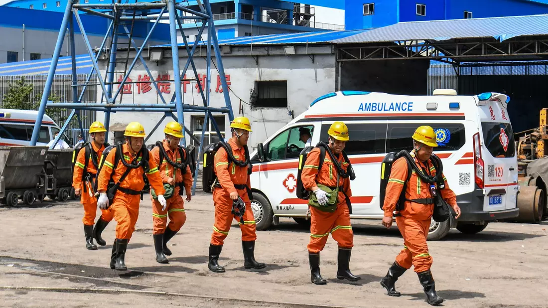 Mehrere hundert Rettungskräfte sind nach wie vor im Einsatz. - Bild: Cao Yang/XinHua/dpa