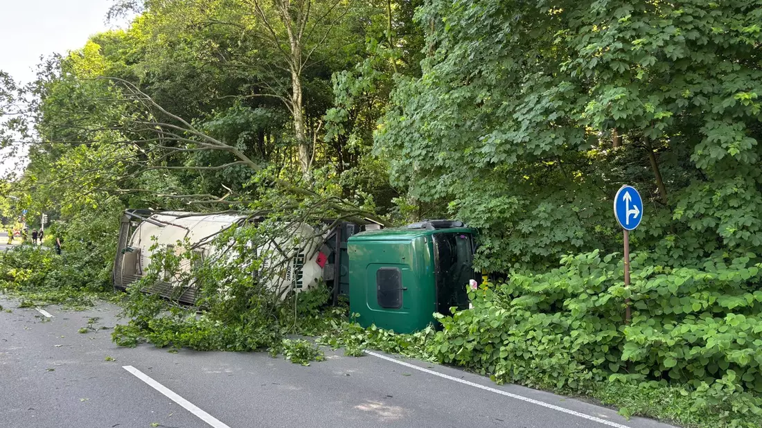 FW-GLA: Verkehrsunfall mit Gefahrgut-LKW auf der B 224 - Bild: presseportal.de