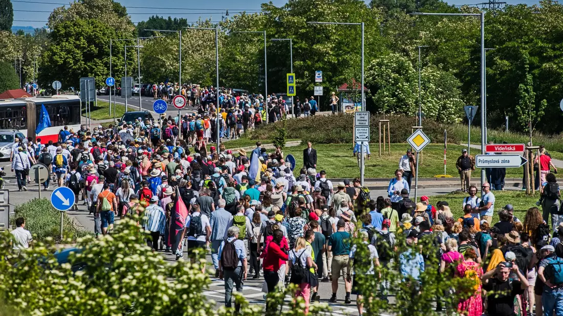 Der Versöhnungsmarsch folgt in umgekehrter Reihenfolge dem Brünner Todesmarsch, bei dem rund 27.000 Deutsche nach dem Zweiten Weltkrieg aus Brünn vertrieben wurden. - Bild: Uhlíø Patrik/CTK/dpa
