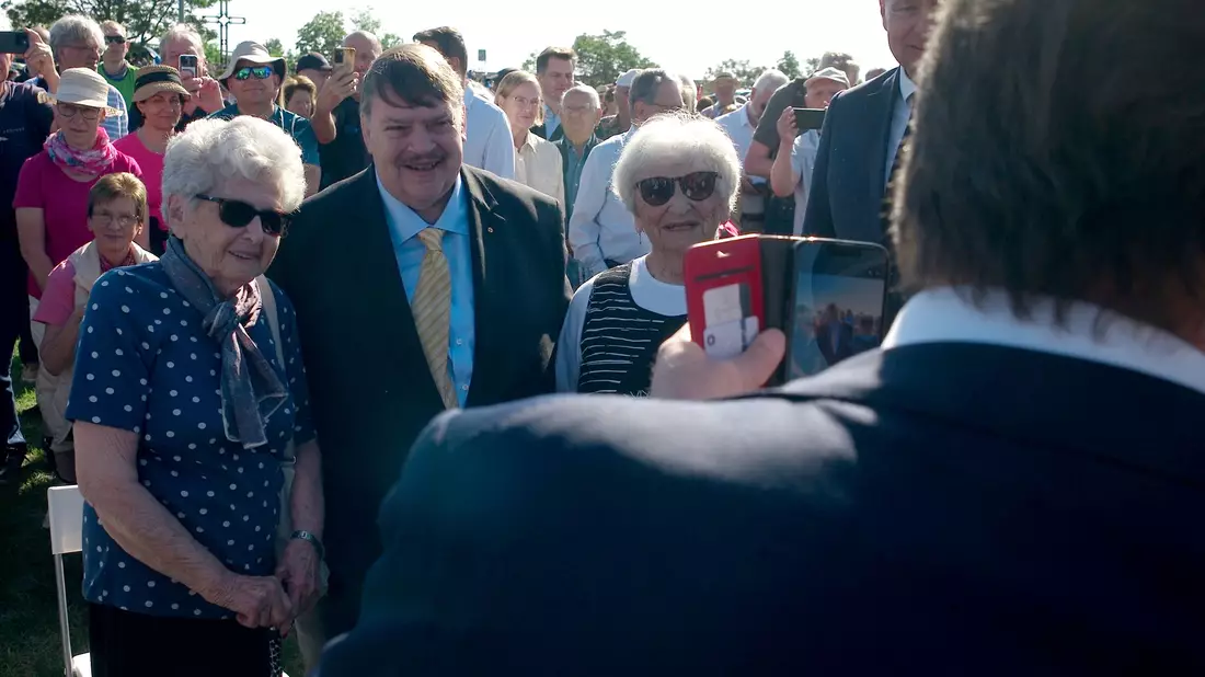 Alexander Dobrindt (CSU, r), Bundesinnenminister, macht selbst ein Handyfoto vom Sprecher der Sudetendeutschen Volksgruppe, Bernd Posselt (M), und Teilnehmerinnen bei einem Gedenken an die Opfer der Vertreibung nach dem Zweiten Weltkrieg im tschechischen Pohorelice bei Brünn (Brno). - Bild: Michael Heitmann/dpa