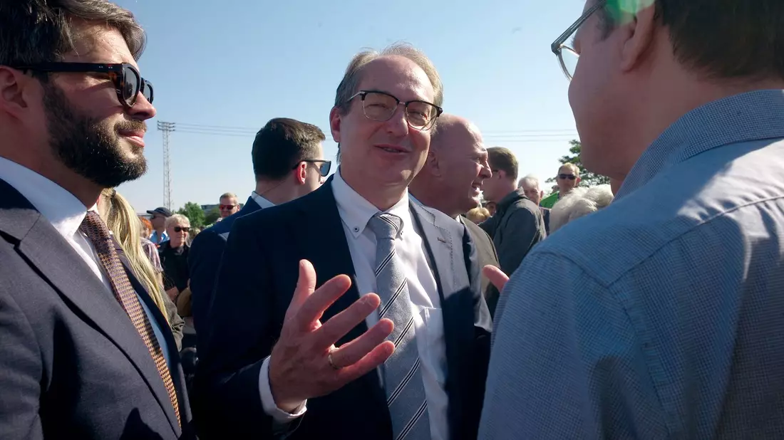 Bundesinnenminister Alexander Dobrindt redet mit einem tschechischen Teilnehmer des Versöhnungsmarschs von Pohorelice nach Brünn (Brno). - Bild: Michael Heitmann/dpa