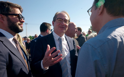 Bundesinnenminister Alexander Dobrindt redet mit einem tschechischen Teilnehmer des Versöhnungsmarschs von Pohorelice nach Brünn (Brno). - Foto: Michael Heitmann/dpa