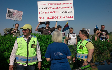 Gegendemonstranten protestieren gegen den Versöhnungsmarsch. Die Polizei war mit einem Anti-Konflikt-Team im Einsatz. - Foto: Michael Heitmann/dpa