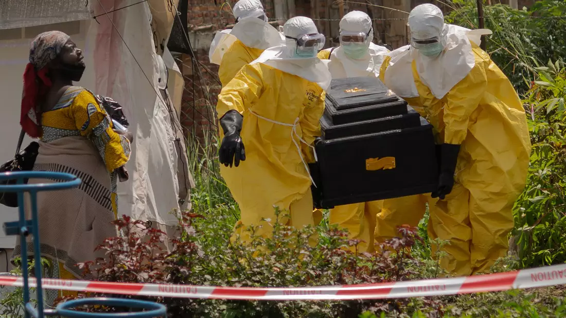 Rotkreuzhelfer waren unter den ersten Ebola-Opfern.  - Bild: Moses Sawasawa/AP/dpa