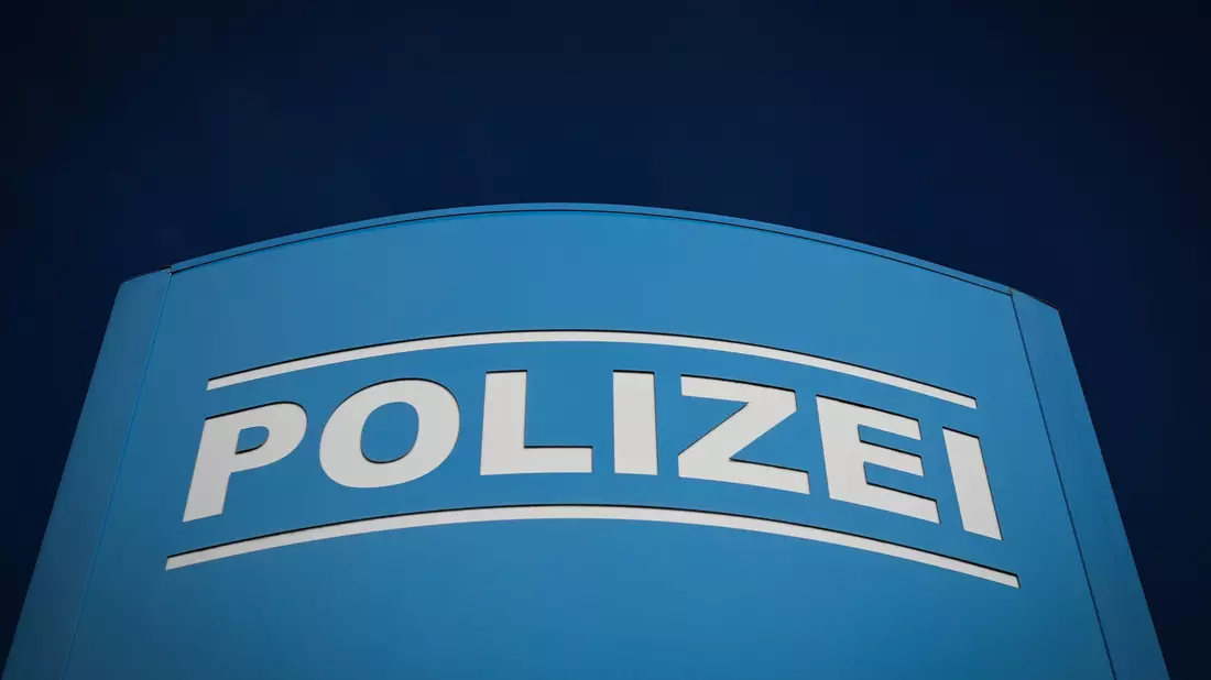 Die Autobahnpolizei Dortmund ist nach einem Flugzeugabsturz auf der A45 bei Olpe im Einsatz. (Symbolbild - Bild: Soeren Stache/dpa
