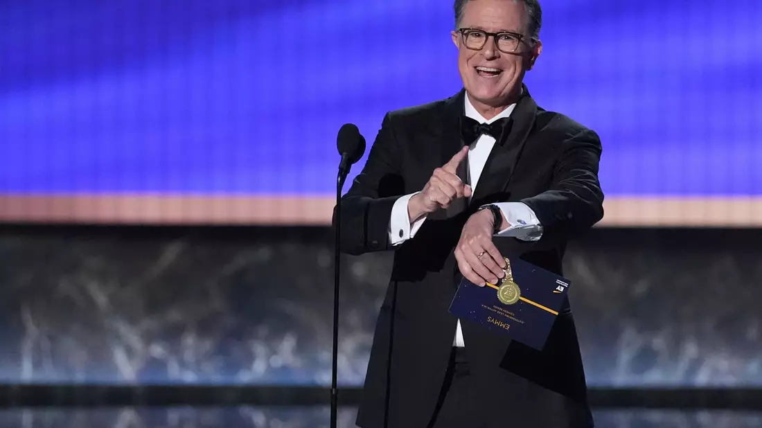 Der US-Comedian meldet sich nur 24 Stunden nach seinem Aus bei CBS mit Komik, Tragik und auch kleinen Spitzen aus einer Lokalshow zurück.  - Bild: Chris Pizzello/Invision/AP/dpa