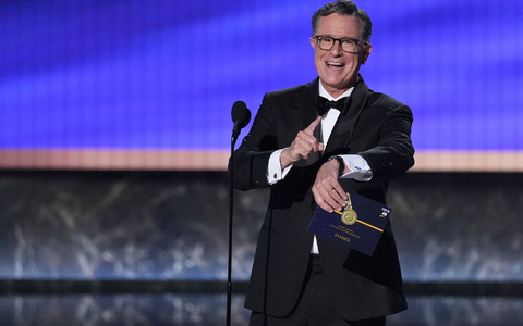 Der US-Comedian meldet sich nur 24 Stunden nach seinem Aus bei CBS mit Komik, Tragik und auch kleinen Spitzen aus einer Lokalshow zurück.  - Foto: Chris Pizzello/Invision/AP/dpa