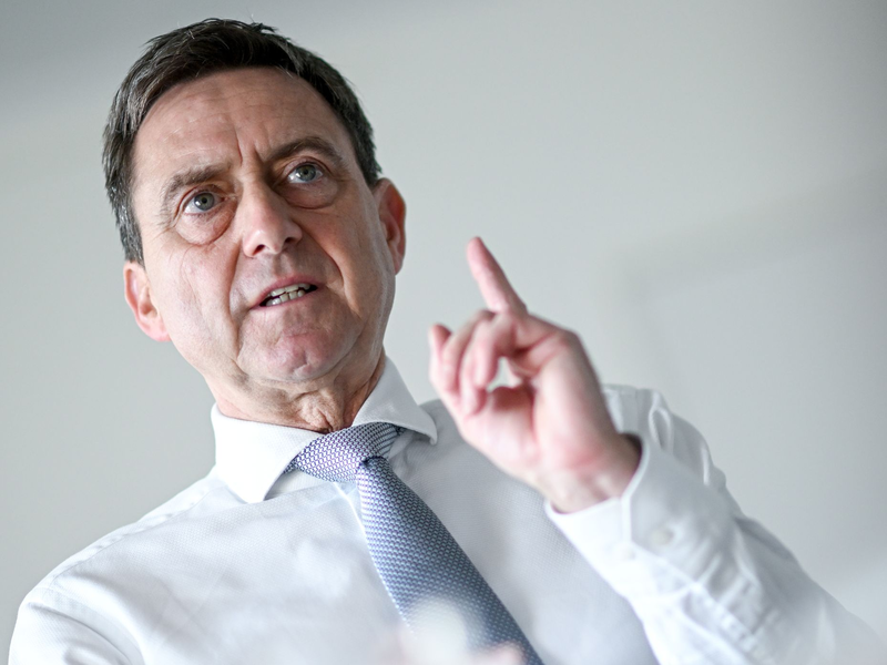 «Bei der Pflegeversicherung brennt die Hütte», warnt GKV-Chef Oliver Blatt. (Archivbild) - Foto: Britta Pedersen/dpa