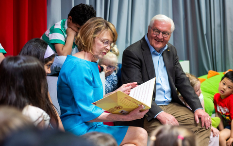 Mit seiner Frau Elke Büdenbender las er Kindern in Berlin vor. - Foto: Christophe Gateau/dpa