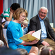 Mit seiner Frau Elke Büdenbender las er Kindern in Berlin vor. - Foto: Christophe Gateau/dpa