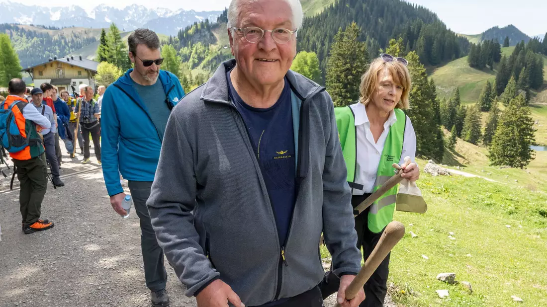 Im Chiemgau half Bundespräsident Frank-Walter Steinmeier dem Alpenverein bei der Pflege von Wanderwegen. - Bild: Peter Kneffel/dpa