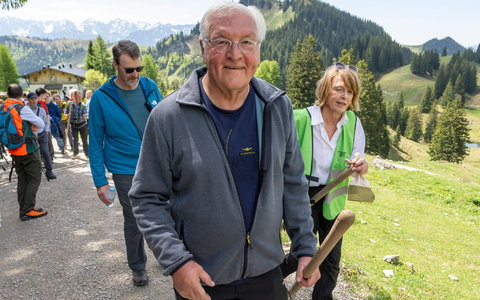 Im Chiemgau half Bundespräsident Frank-Walter Steinmeier dem Alpenverein bei der Pflege von Wanderwegen. - Foto: Peter Kneffel/dpa