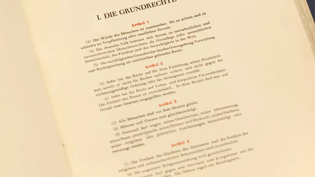 Das Grundgesetz mit seinen verbrieften Rechten ist aus Sicht von Bundespräsident Steinmeier ein Grund zum Feiern. (Archivbild) - Bild: Odd Andersen/AFP-POOL/dpa