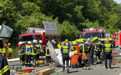 Rettungsdienste und Polizei arbeiten an der Unfallstelle, nachdem ein Segelflugzeug auf die A45 gestürzt ist.  - Foto: Berthold Stamm/dpa