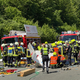 Rettungsdienste und Polizei arbeiten an der Unfallstelle, nachdem ein Segelflugzeug auf die A45 gestürzt ist.  - Foto: Berthold Stamm/dpa