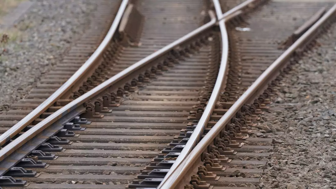 Im Fernverkehr werden wegen des Brandes Züge umgeleitet. (Symbolbild) - Bild: Marcus Brandt/dpa