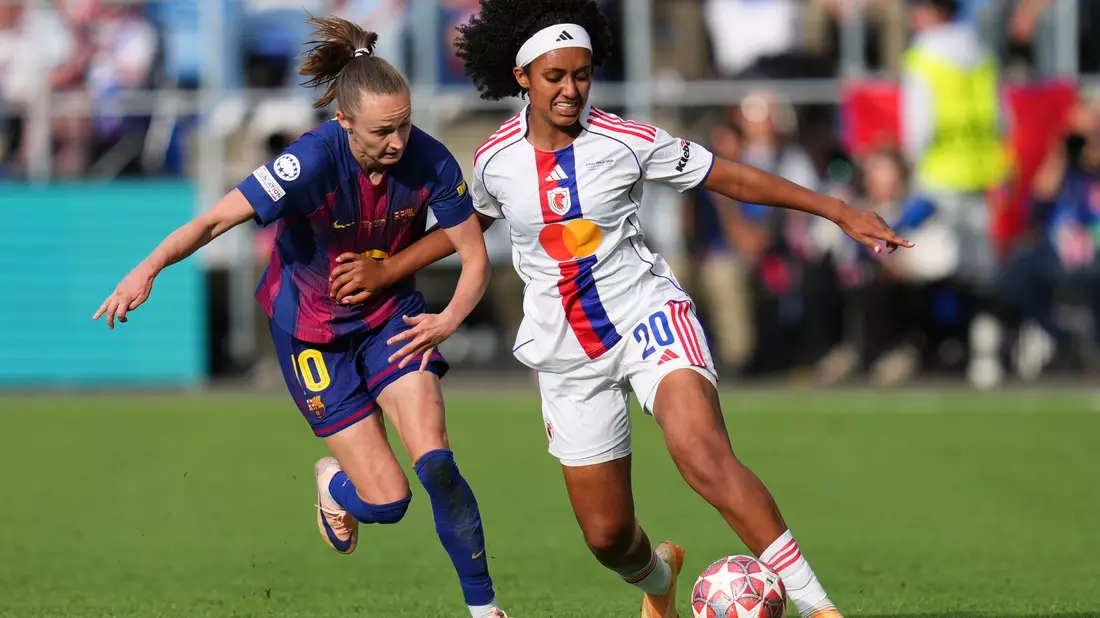 Lily Yohannes gegen Caroline Graham Hansen (l) vom FC Barcelona: Lyon wehrt sich mit aller Macht.   - Bild: Kirsty Wigglesworth/AP/dpa