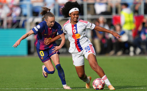 Lily Yohannes gegen Caroline Graham Hansen (l) vom FC Barcelona: Lyon wehrt sich mit aller Macht.   - Foto: Kirsty Wigglesworth/AP/dpa