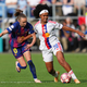 Lily Yohannes gegen Caroline Graham Hansen (l) vom FC Barcelona: Lyon wehrt sich mit aller Macht.   - Foto: Kirsty Wigglesworth/AP/dpa