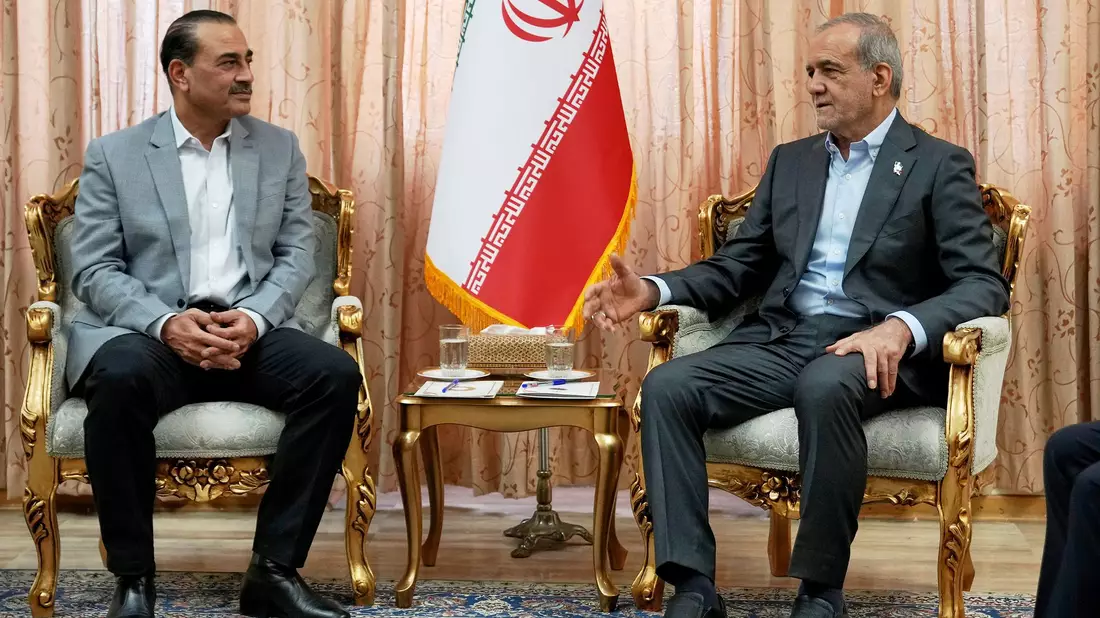 Pakistans Armeechef Asim Munir traf unter anderem Irans Präsidenten Massud Peseschkian in Teheran, danach sprach Islamabad von sehr produktiven Treffen. - Bild: Uncredited/Iranian Presidency Office/AP/dpa