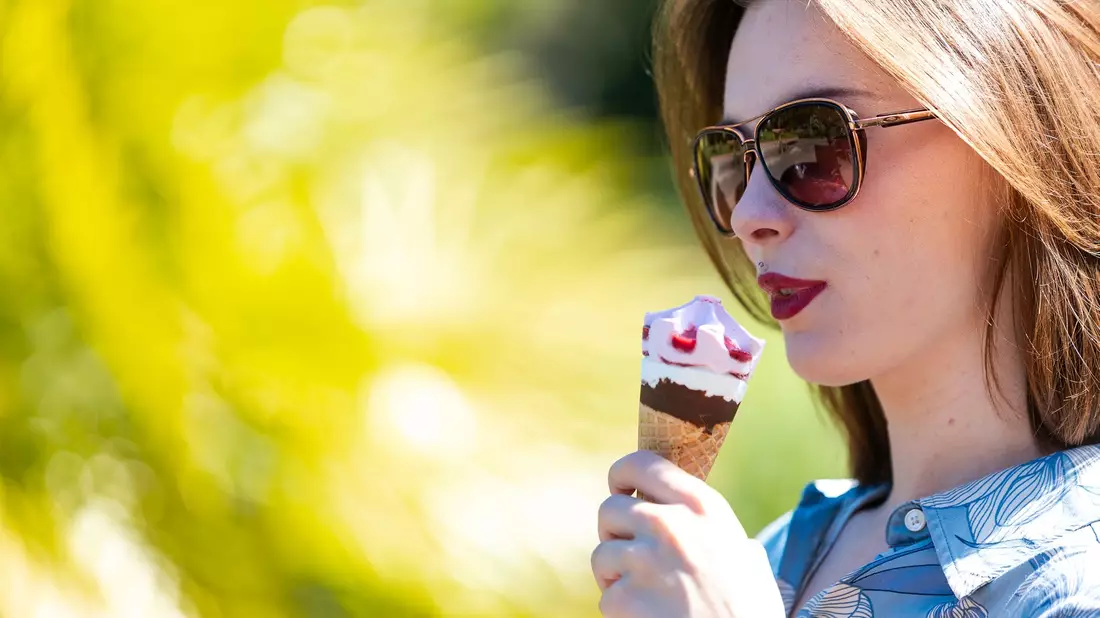 Temperaturen von teils über 31 Grad – perfektes Wetter für ein Eis. - Bild: Laszlo Pinter/dpa