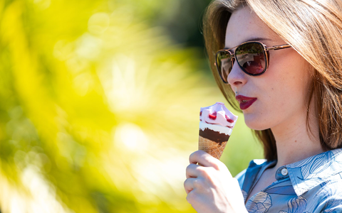 Temperaturen von teils über 31 Grad – perfektes Wetter für ein Eis. - Foto: Laszlo Pinter/dpa
