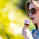 Temperaturen von teils über 31 Grad – perfektes Wetter für ein Eis. - Foto: Laszlo Pinter/dpa