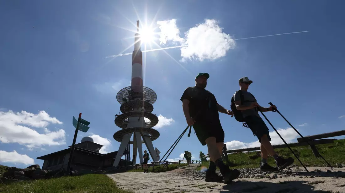 Der Sonnenschein lockt zahlreiche Ausflügler auf den Gipfel des Brockens in Sachsen-Anhalt. - Bild: Matthias Bein/dpa