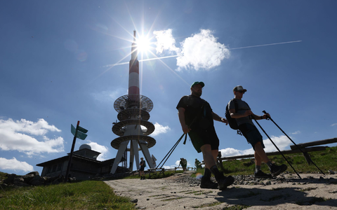 Der Sonnenschein lockt zahlreiche Ausflügler auf den Gipfel des Brockens in Sachsen-Anhalt. - Foto: Matthias Bein/dpa