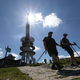 Der Sonnenschein lockt zahlreiche Ausflügler auf den Gipfel des Brockens in Sachsen-Anhalt. - Foto: Matthias Bein/dpa