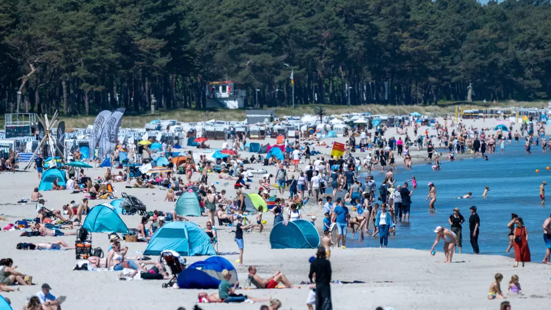 Auch auf der Ostseeinsel Rügen genießen unzählige Badegäste das sommerliche Wetter. - Bild: Stefan Sauer/dpa