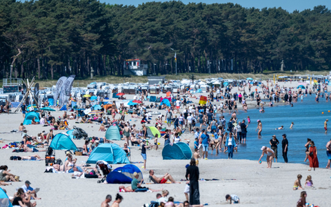Auch auf der Ostseeinsel Rügen genießen unzählige Badegäste das sommerliche Wetter. - Foto: Stefan Sauer/dpa