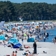 Auch auf der Ostseeinsel Rügen genießen unzählige Badegäste das sommerliche Wetter. - Foto: Stefan Sauer/dpa