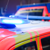 Beide Jungen wurden vom Rettungsdienst behandelt und ins Krankenhaus gebracht. (Symbolbild) - Foto: Julian Stratenschulte/dpa