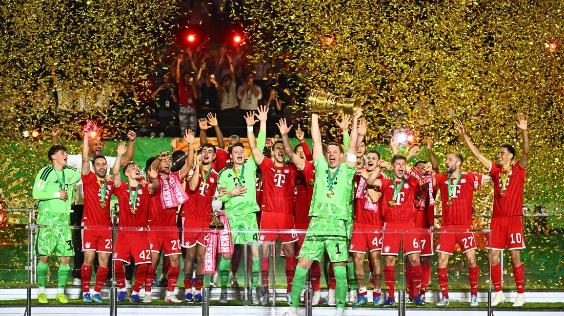 Manuel Neuer stemmt den DFB-Pokal in die Höhe.  - Bild: Tom Weller/dpa