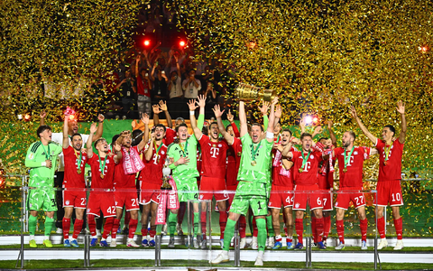 Manuel Neuer stemmt den DFB-Pokal in die Höhe.  - Foto: Tom Weller/dpa